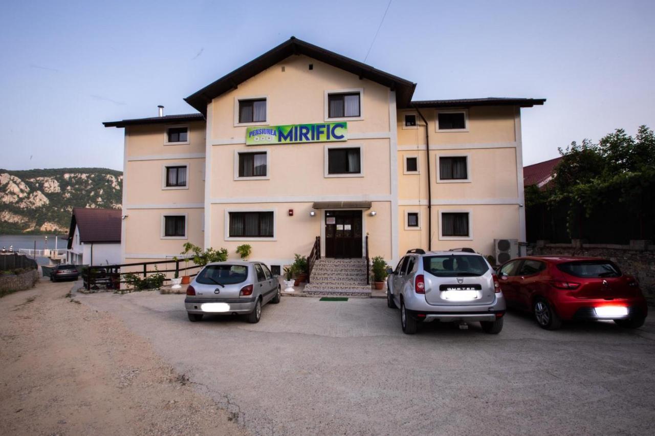 Pensiunea Mirific Hotel Dubova Exterior photo